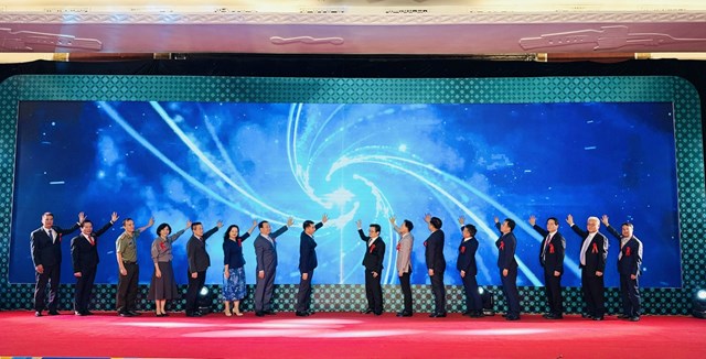 C&aacute;c đại biểu thực hiện nghi thức khai mạc triển l&atilde;m