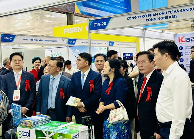 C&aacute;c đại biểu tham quan triển l&atilde;m