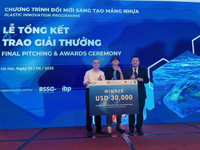 Dự &aacute;n &ldquo;New biodegradabable and bioresorbable material for single-use disposable application&rdquo; của Trường Đại học Khoa học Tự nhi&ecirc;n, Đại học Quốc gia H&agrave; Nội đạt giải Nhất với trị gi&aacute; giải thưởng l&agrave; 30.000 USD &nbsp;