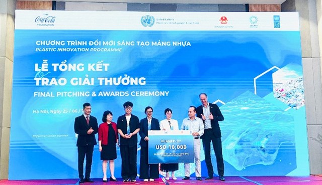 Trao giải cho 4 nh&oacute;m t&aacute;c giả đạt giải Runner-Up &nbsp;
