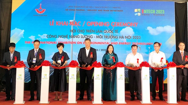 C&aacute;c đại biểu cắt băng khai mạc