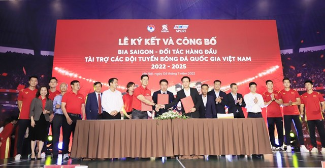 Bia Saigon trở thành đ&ocirc;́i tác hàng đ&acirc;̀u tài trợ cho đ&ocirc;̣i tuy&ecirc;̉n bóng đá Qu&ocirc;́c gia Vi&ecirc;̣t Nam trong 3 năm