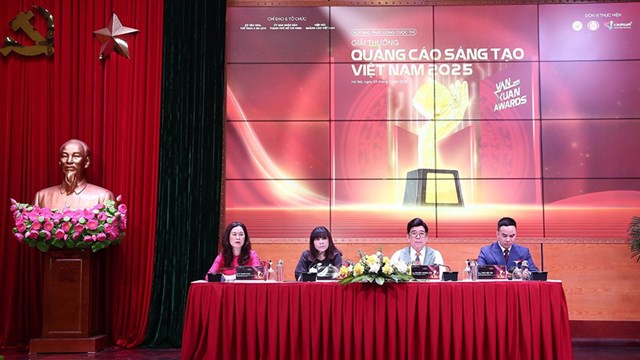 Đại diện Ban tổ chức trả lời c&aacute;c c&acirc;u hỏi của ph&oacute;ng vi&ecirc;n tại họp b&aacute;o s&aacute;ng 9/7 &nbsp;