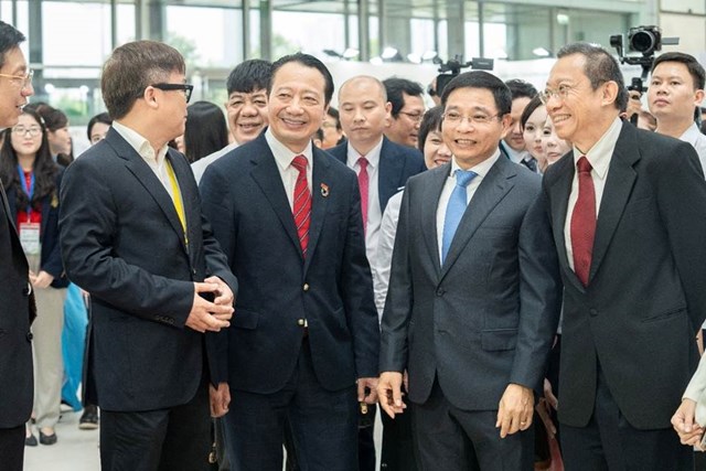 Ph&oacute; thủ tướng Nguyễn Văn Thắng v&agrave; Ph&oacute; chủ tịch VCCI Nguyễn Quang Vinh thăm gian h&agrave;ng trưng b&agrave;y của SABECO tại diễn đ&agrave;n &nbsp;