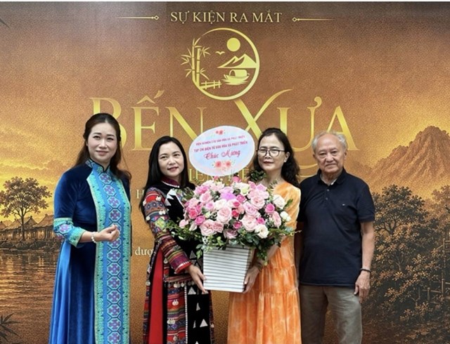 Đại diện Viện Nghi&ecirc;n cứu Văn h&oacute;a v&agrave; Ph&aacute;t triển, TS Phạm Việt Long (ngo&agrave;i c&ugrave;ng b&ecirc;n phải); Chủ tịch Hội đồng Khoa học, b&agrave; Nguyễn Hồng Ph&uacute; (thứ hai từ b&ecirc;n phải) v&agrave; Ch&aacute;nh Văn ph&ograve;ng tặng hoa ch&uacute;c mừng &nbsp;