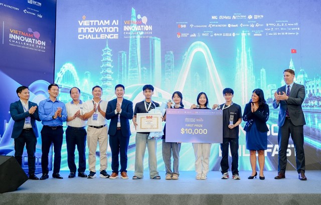 Ban tổ chức trao giải Nhất cho đội L-GPT 6.7 với dự &aacute;n Lawgic