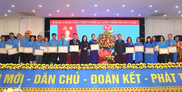 Bộ trưởng Đ&agrave;o Hồng Lan, Chủ tịch Tổng LĐLĐ Việt Nam trao tặng Bằng khen của Bộ Y tế cho c&aacute;c đồng ch&iacute; c&aacute;n bộ C&ocirc;ng đo&agrave;n Y tế Việt Nam &nbsp;