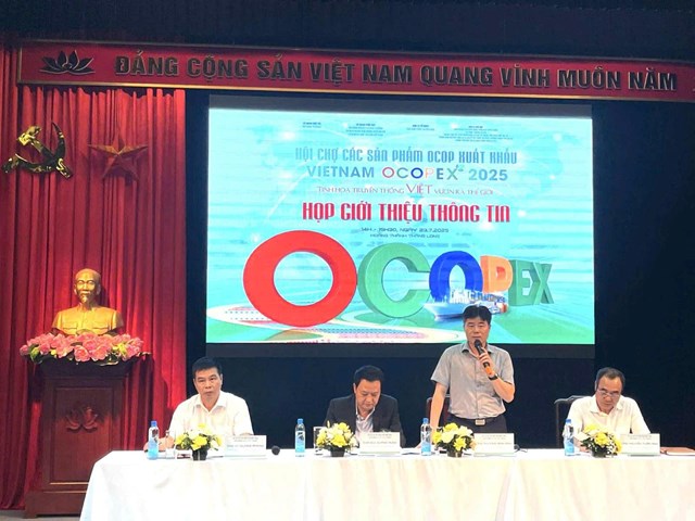 Đại diện Ban tổ chức th&ocirc;ng tin về hội chợ v&agrave; cơ hội ph&aacute;t triển, xuất khẩu sản phẩm ocop &nbsp;