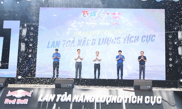 Đại biểu thực hiện nghi thức khai mạc ng&agrave;y hội &ldquo;Thanh ni&ecirc;n c&ocirc;ng nh&acirc;n - Lan tỏa năng lượng t&iacute;ch cực&rdquo; khu vực Trung du Bắc bộ v&agrave; miền n&uacute;i ph&iacute;a Bắc năm 2023 &nbsp;