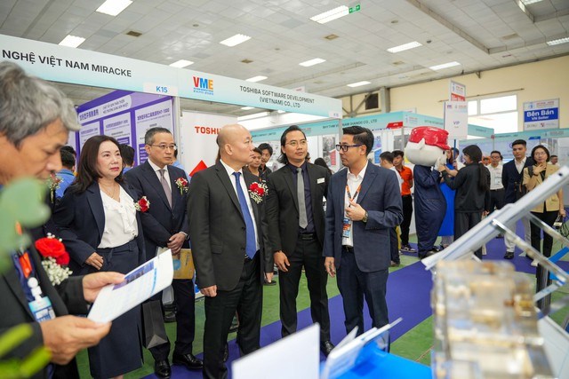 &Ocirc;ng Vũ B&aacute; Ph&uacute; - Cục trưởng Cục X&uacute;c tiến Thương mại, Bộ C&ocirc;ng Thương (VIETRADE) tham quan c&aacute;c gian h&agrave;ng tại Triển l&atilde;m &nbsp;