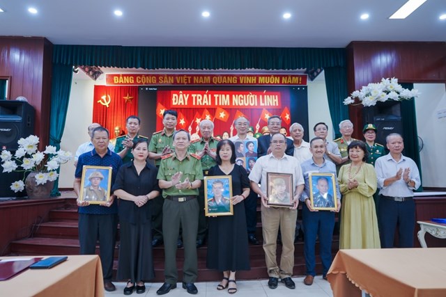 Anh h&ugrave;ng Lực lượng Vũ trang Nh&acirc;n d&acirc;n, Thiếu tướng Đ&agrave;o Trọng H&ugrave;ng trao di ảnh ảnh "M&atilde;i m&atilde;i tuổi 20" &nbsp;