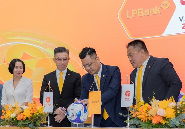 C&ocirc;ng ty Cổ phần B&oacute;ng đ&aacute; chuy&ecirc;n nghiệp Việt Nam (VPF) tiếp tục k&yacute; kết hợp t&aacute;c tại Giải B&oacute;ng đ&aacute; V&ocirc; địch Quốc gia LPBank 2025/26 &nbsp;