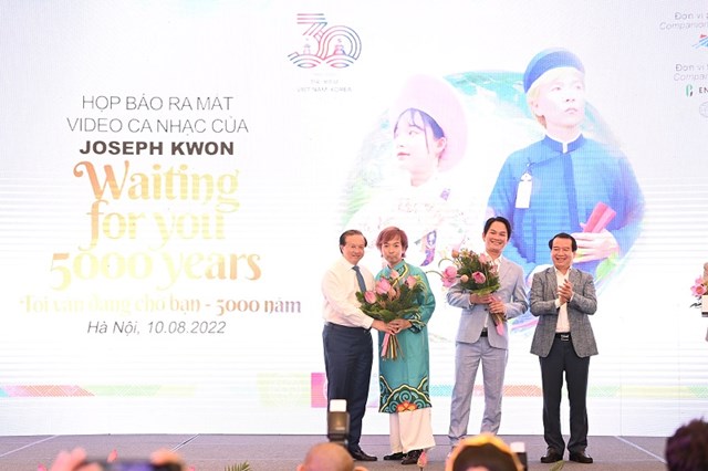 Thứ trưởng Bộ Văn ho&aacute;, Thể thao v&agrave; Du lịch Tạ Quang Đ&ocirc;ng tặng hoa cho ca sĩ Joseph Kwon tại buổi ra mắt MV.