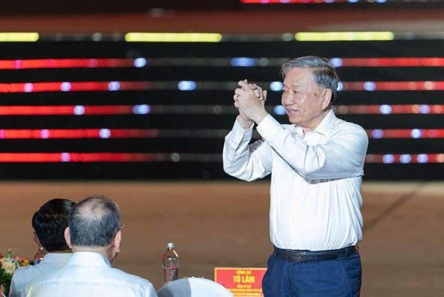 Tổng B&iacute; thư T&ocirc; L&acirc;m tại Chương tr&igrave;nh cầu truyền h&igrave;nh ch&iacute;nh luận nghệ thuật &ldquo;Dưới cờ vinh quang&rdquo; ở điểm cầu H&agrave; Nội