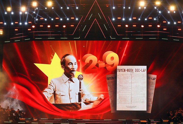T&aacute;i hiện kh&ocirc;ng kh&iacute; lịch sử thi&ecirc;ng li&ecirc;ng, h&agrave;o h&ugrave;ng của Ng&agrave;y Độc lập 2/9/1945 &nbsp;