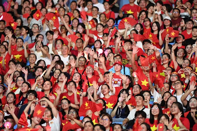 Đ&ocirc;ng đảo kh&aacute;n giả mặc &aacute;o cờ đỏ sao v&agrave;ng cổ vũ cho chương tr&igrave;nh &nbsp;