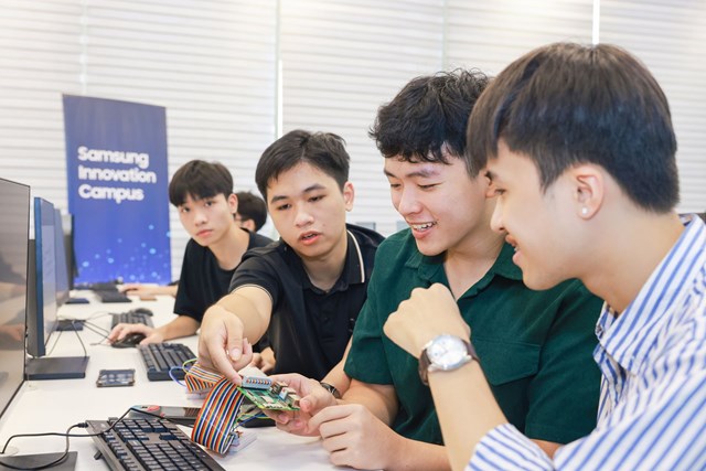 Nh&oacute;m sinh vi&ecirc;n h&agrave;o hứng trao đổi kiến thức tại lớp học Samsung Innovation Campus &nbsp;