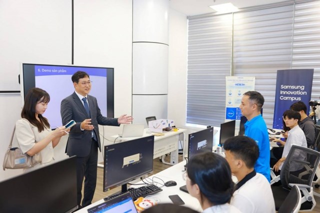 Giảng vi&ecirc;n v&agrave; nh&oacute;m sinh vi&ecirc;n chia sẻ kiến thức tại lớp học Samsung Innovation Campus &nbsp;