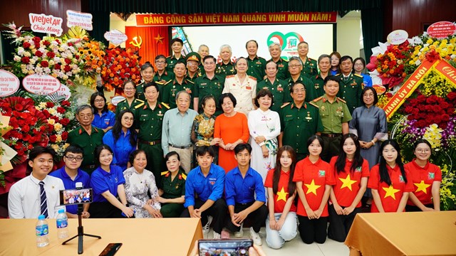 Hội đồng Quản l&yacute; v&agrave; Điều h&agrave;nh C&acirc;u lạc bộ chụp ảnh chung với c&aacute;c đại biểu v&agrave; c&aacute;c thế hệ &ldquo;M&atilde;i m&atilde;i tuổi 20&rdquo; &nbsp;