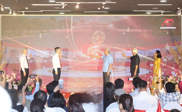 C&aacute;c đại biểu thực hiện nghi thức khai trương Triển l&atilde;m trực tuyến &ldquo;Kh&ocirc;ng c&oacute; g&igrave; qu&yacute; hơn độc lập, tự do&rdquo;