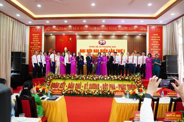 UVBTV Th&agrave;nh ủy B&ugrave;i Huyền Mai tặng hoa ch&uacute;c mừng BCH Đảng bộ x&atilde; Phượng Dực Kh&oacute;a I, nhiệm kỳ 2025 - 2030 &nbsp;