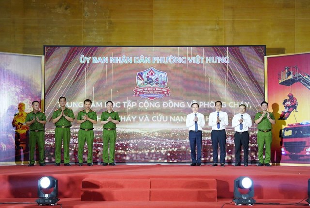L&atilde;nh đạo Bộ C&ocirc;ng an, C&ocirc;ng an th&agrave;nh phố H&agrave; Nội v&agrave; phường Việt Hưng thực hiện nghi thức ra mắt Trung t&acirc;m học tập cộng đồng về PCCC v&agrave; CNCH phường Việt Hưng