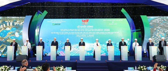 C&aacute;c đại biểu thực hiện nghi thức ấn n&uacute;t khởi c&ocirc;ng dự &aacute;n &nbsp;