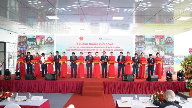 C&aacute;c đại biểu đ&atilde; thực hiện nghi thức cắt băng kh&aacute;nh th&agrave;nh Bệnh viện Nhi Trung ương cơ sở 2 &nbsp;