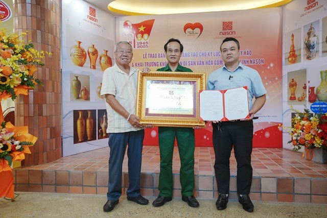 Cựu chiến binh L&ecirc; Duy Hảo (giữa) đ&oacute;n nhận bằng chứng nhận Kh&ocirc;ng gian Di sản văn h&oacute;a - Khu trưng b&agrave;y v&agrave; giới thiệu sản phẩm gốm sứ t&acirc;m linh NASON do Hội Di sản Văn h&oacute;a Việt Nam trao tặng &nbsp;