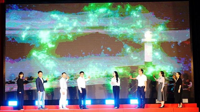 C&aacute;c đại biểu thực hiện nghi thức ph&aacute;t động cuộc thi &nbsp;
