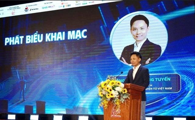 &Ocirc;ng Trần Trọng Tuyến - Ph&oacute; Chủ tịch, Hiệp hội TMĐT Việt Nam ph&aacute;t biểu tại buổi lễ &nbsp;