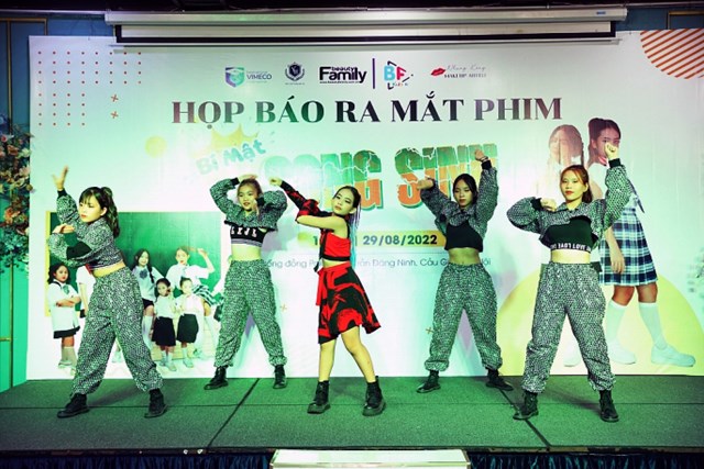 Hai nh&acirc;n vật ch&iacute;nh Bảo Ch&acirc;u - Bảo Ngọc được &ldquo;chọn mặt gửi v&agrave;ng&rdquo; cho Qu&aacute;n qu&acirc;n Ikids Việt Nam 2022 Trần Bảo Ch&acirc;u (giữa)