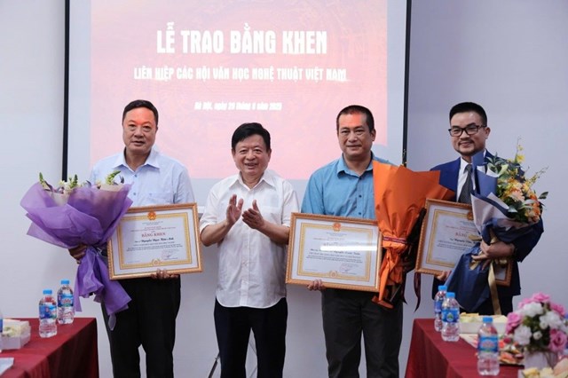 Nhạc sĩ Đỗ Hồng Qu&acirc;n - Chủ tịch Li&ecirc;n hiệp c&aacute;c Hội Văn học nghệ thuật Việt Nam trao bằng khen tới c&aacute;c c&aacute; nh&acirc;n &nbsp;