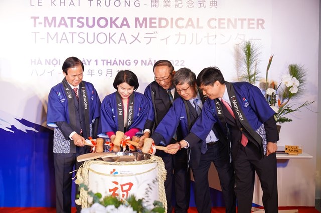 C&aacute;c đại biểu thực hiện nghi thức khai trương T-Matsuoka Medical Center