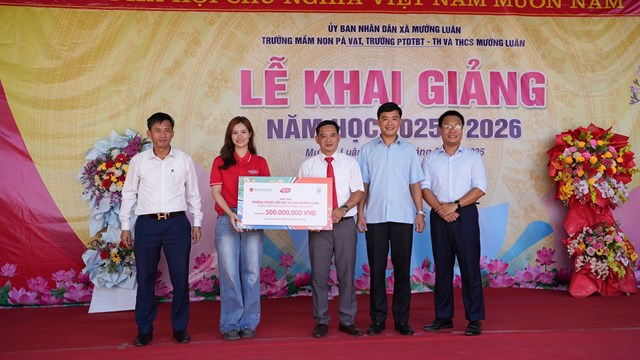 Đại sứ Lifebuoy - ca sĩ Đ&ocirc;ng Nhi c&ugrave;ng đại diện nh&atilde;n h&agrave;ng đ&atilde; trao tặng phần qu&agrave; cho Trường PTDTBT Tiểu học v&agrave; THCS Mường Lu&acirc;n &nbsp;