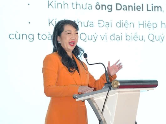 B&agrave; Varaporn Dhamcharee - Tổng Gi&aacute;m đốc RX Tradex Th&aacute;i Lan&nbsp;v&agrave; Việt Nam ph&aacute;t biểu tại buổi khai mạc &nbsp;