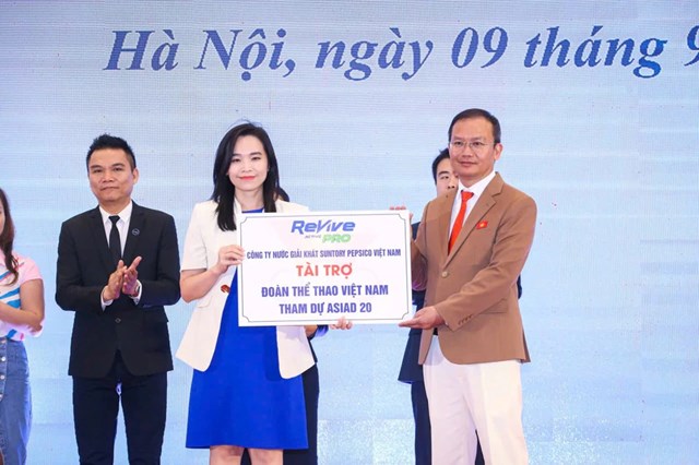 B&agrave; Cao Vũ Hồng Nhung &ndash; Gi&aacute;m đốc cấp cao, Tiếp thị &amp; ph&aacute;t triển thị trường miền Bắc, C&ocirc;ng ty TNHH Nước giải kh&aacute;t Suntory PepsiCo Việt Nam, đại diện nh&atilde;n h&agrave;ng Revive Thể Thao