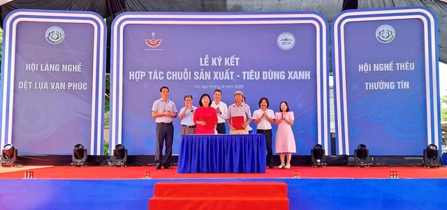 Ph&oacute; Gi&aacute;m đốc Sở C&ocirc;ng Thương H&agrave; Nội Nguyễn Đ&igrave;nh Thắng v&agrave; c&aacute;c đại biểu chứng kiến Lễ k&yacute; kết hợp t&aacute;c chuỗi sản xuất - ti&ecirc;u d&ugrave;ng xanh &nbsp;