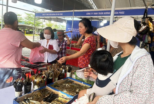 Người ti&ecirc;u d&ugrave;ng tham quan mua sắm c&aacute;c sản phẩm xanh, th&acirc;n thiện với m&ocirc;i trường tại sự kiện &nbsp;