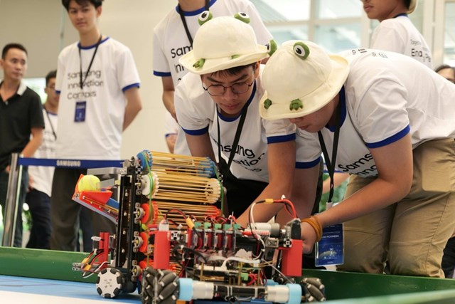 C&aacute;c đội thi h&agrave;o hứng tham gia cuộc thi S&aacute;ng tạo khoa học - c&ocirc;ng nghệ&nbsp;