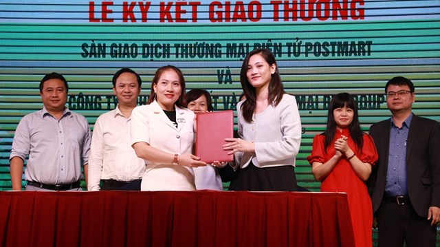 Lễ ký kết giao thương giữa sàn TMĐT và doanh nghiệp &nbsp;