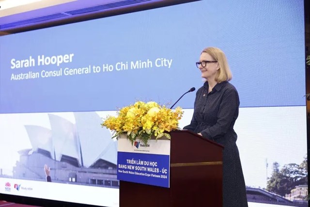 B&agrave; Sarah Hooper Tổng l&atilde;nh sự &Uacute;c tại Th&agrave;nh phố Hồ Ch&iacute; Minh chia sẻ c&ugrave;ng c&aacute;c bậc phụ huynh &amp; c&aacute;c bạn sinh vi&ecirc;n tại sự kiện&nbsp;