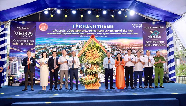 Đồng ch&iacute; Phan Thế Tuấn, Ph&oacute; Chủ tịch UBND tỉnh Bắc Ninh,&nbsp;tặng hoa ch&uacute;c mừng chủ đầu tư. &nbsp;