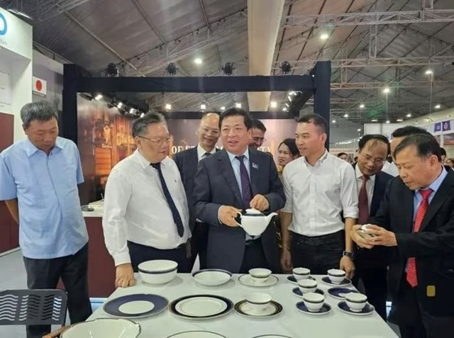 Bộ trưởng Bộ X&acirc;y dựng Trần Hồng Minh tham quan gian h&agrave;ng tham gia triển l&atilde;m v&agrave; trao đổi c&ugrave;ng doanh nghiệp &nbsp;