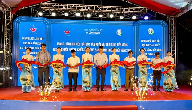 Các đại biểu cắt băng khai mạc Chương trình Kết nối “Mạng lưới liên kết hợp tác sản xuất và tiêu dùng bền vững trong chuỗi ngành chế biến nông sản năm 2024”  