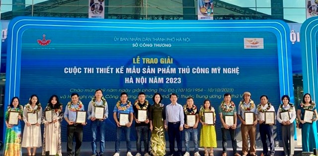 Trong khu&ocirc;n khổ Hanoi Gift Show 2023, Sở C&ocirc;ng Thương H&agrave; Nội đ&atilde; tổ chức Lễ trao giải Cuộc thi Thiết kế mẫu sản phẩm thủ c&ocirc;ng mỹ nghệ H&agrave; Nội năm 2023 &nbsp;