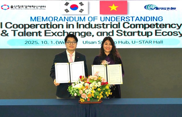 Đại diện Trung t&acirc;m Kinh tế v&agrave; Đổi mới S&aacute;ng tạo Ulsan (UCCEI) v&agrave; Viện Quản l&yacute; &amp; Tư vấn VIETSTAR tại Lễ k&yacute; kết &nbsp;