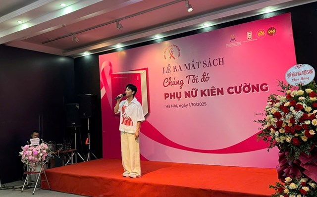 Ca sĩ&nbsp;Ho&agrave;ng Dũng biểu diễn tại&nbsp;lễ ra mắt s&aacute;ch ảnh "Ch&uacute;ng t&ocirc;i đ&oacute; &ndash; Phụ nữ ki&ecirc;n cường"
