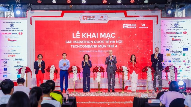 H&igrave;nh ảnh Lễ khai mạc Giải Marathon Quốc tế H&agrave; Nội Techcombank m&ugrave;a thứ 4