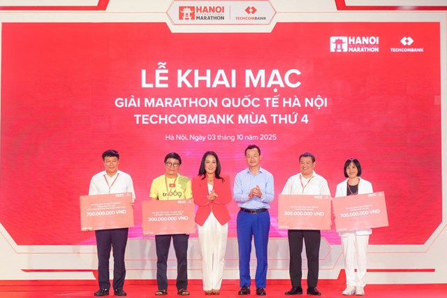 Techcombank trao tặng 2 tỷ đồng cho c&aacute;c quỹ v&agrave; tổ chức tr&ecirc;n địa b&agrave;n H&agrave; Nội